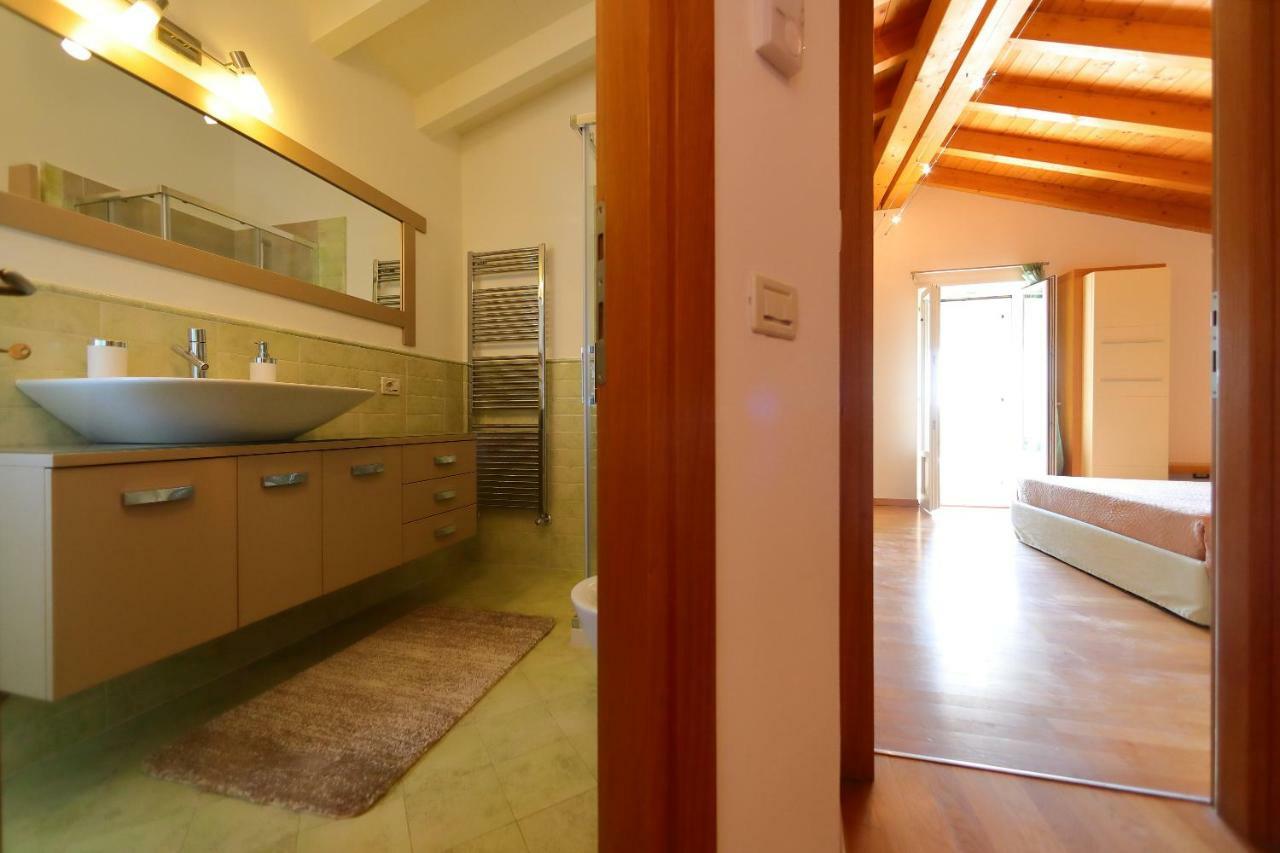 Villa Zarina - Up To 12 People Peschiera del Garda Kültér fotó